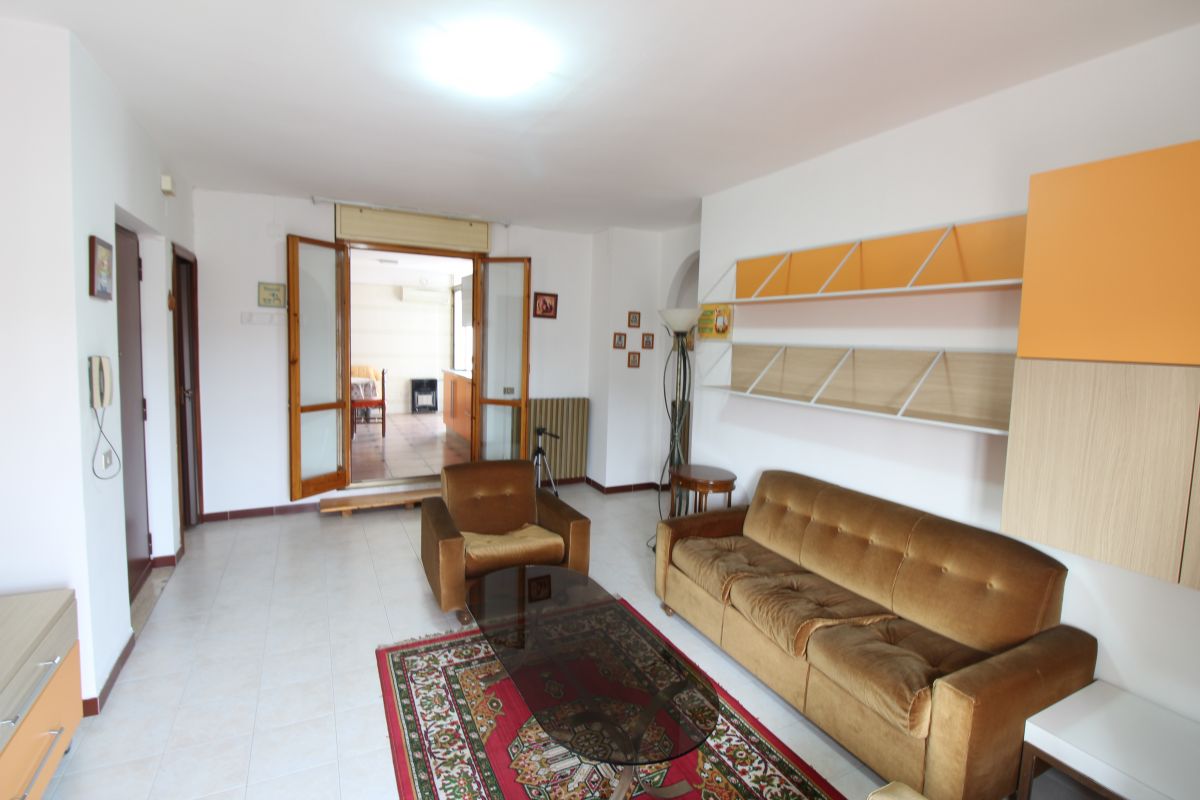 Appartamento di  4 vani /135 mq  a Capurso (zona via venisti)