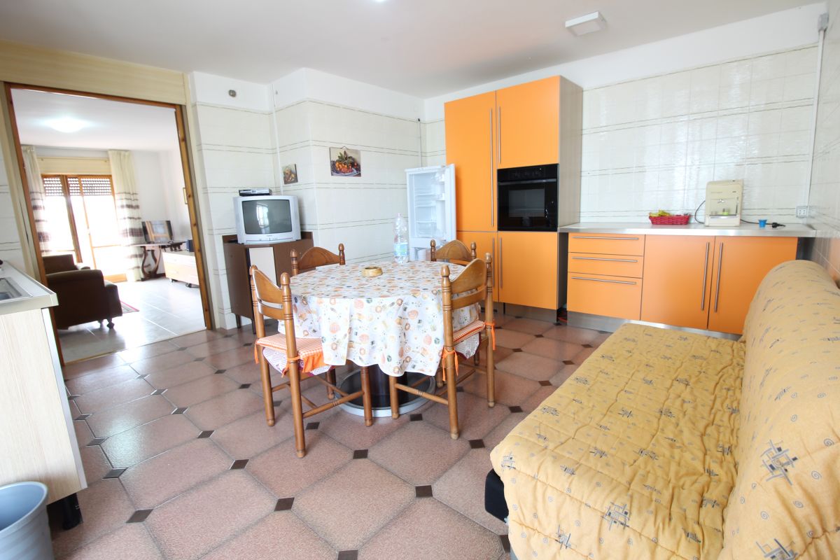 Appartamento di  4 vani /135 mq  a Capurso (zona via venisti)