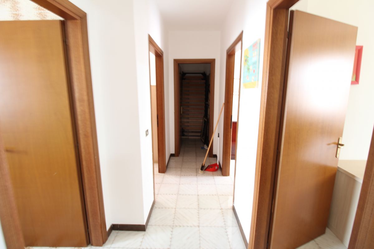 Appartamento di  4 vani /135 mq  a Capurso (zona via venisti)