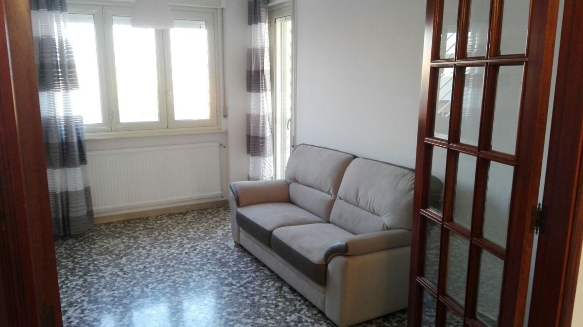 Appartamento di  5 vani /120 mq  a Bari - Japigia (zona Via Magna Grecia)