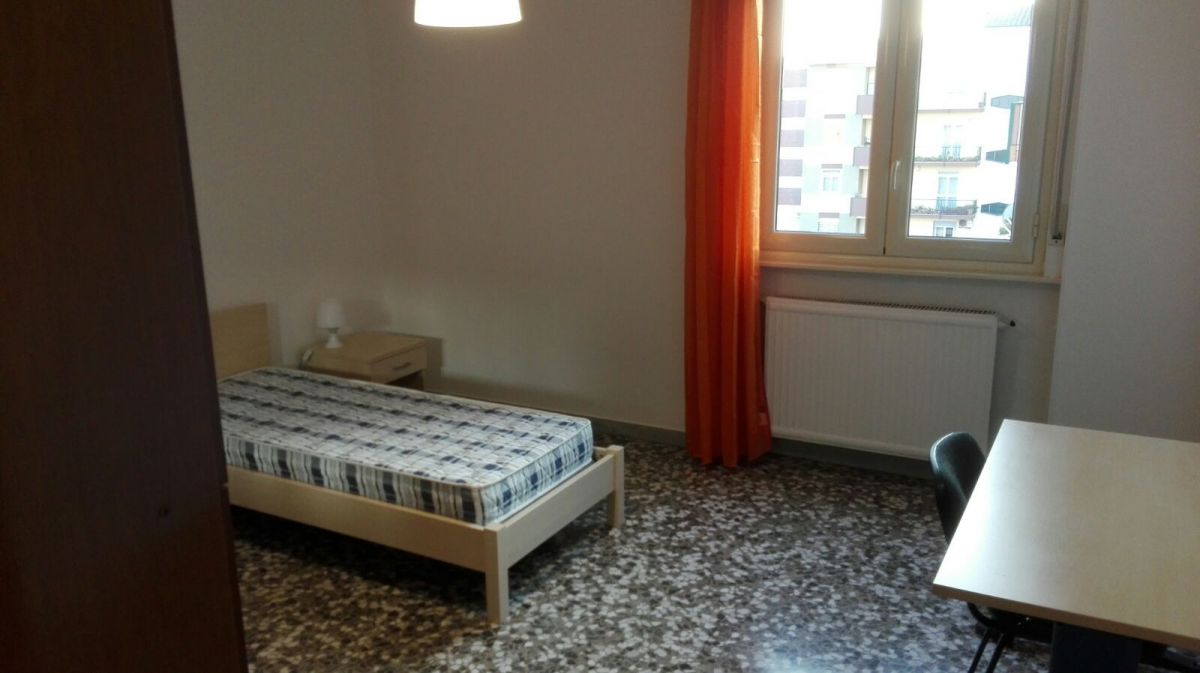 Appartamento di  5 vani /120 mq  a Bari - Japigia (zona Via Magna Grecia)