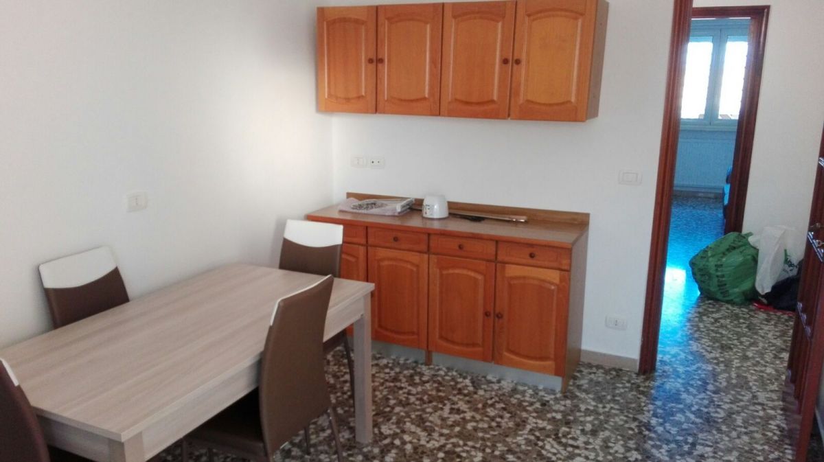 Appartamento di  5 vani /120 mq  a Bari - Japigia (zona Via Magna Grecia)