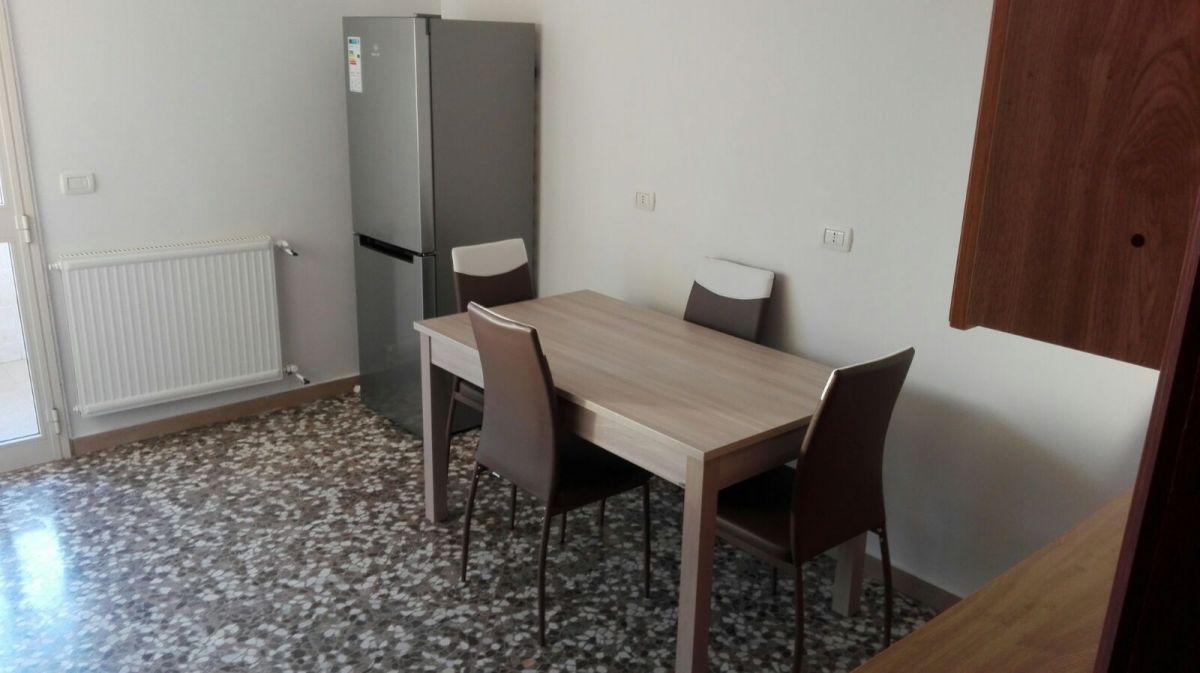 Appartamento di  5 vani /120 mq  a Bari - Japigia (zona Via Magna Grecia)