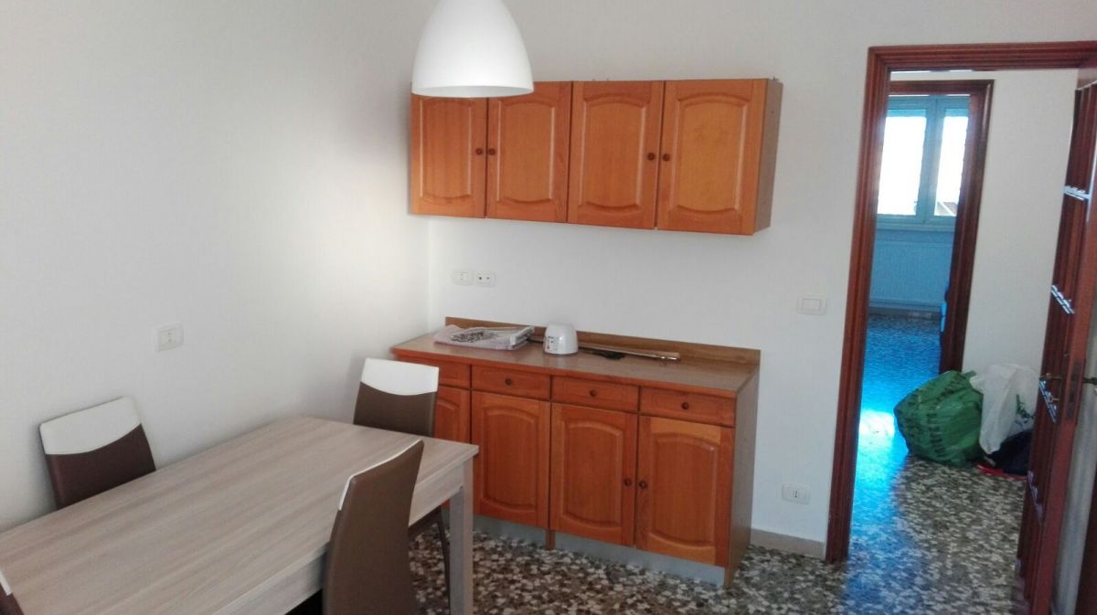 Appartamento di  5 vani /120 mq  a Bari - Japigia (zona Via Magna Grecia)