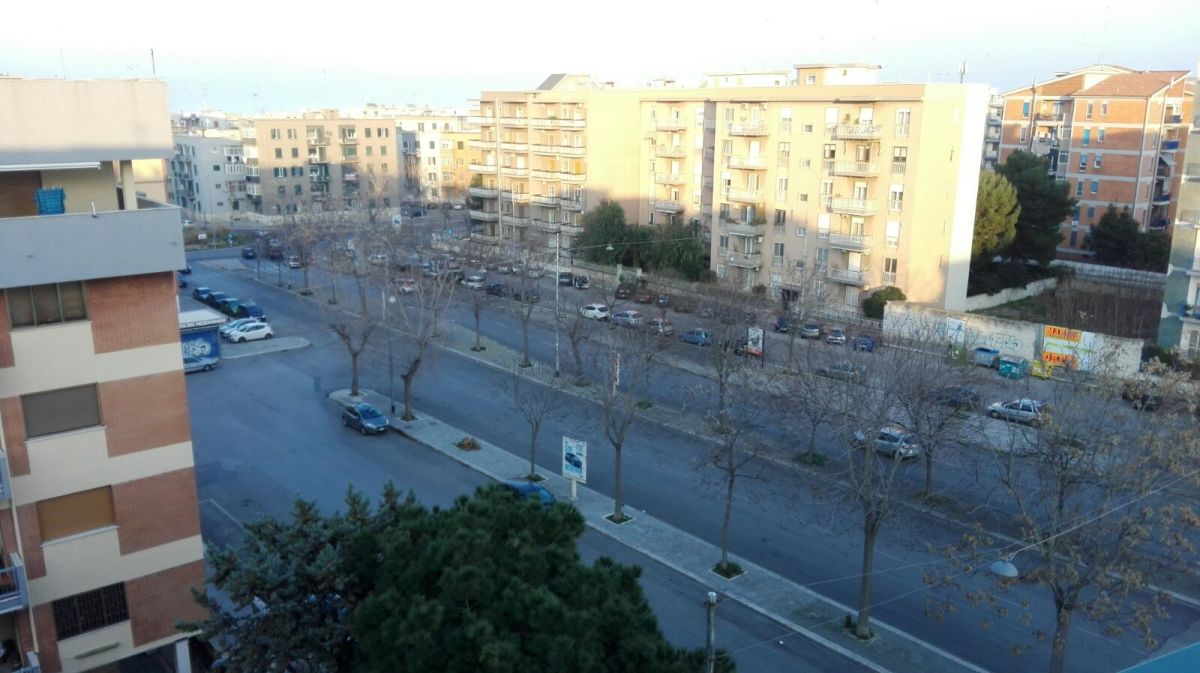 Appartamento di  5 vani /120 mq  a Bari - Japigia (zona Via Magna Grecia)