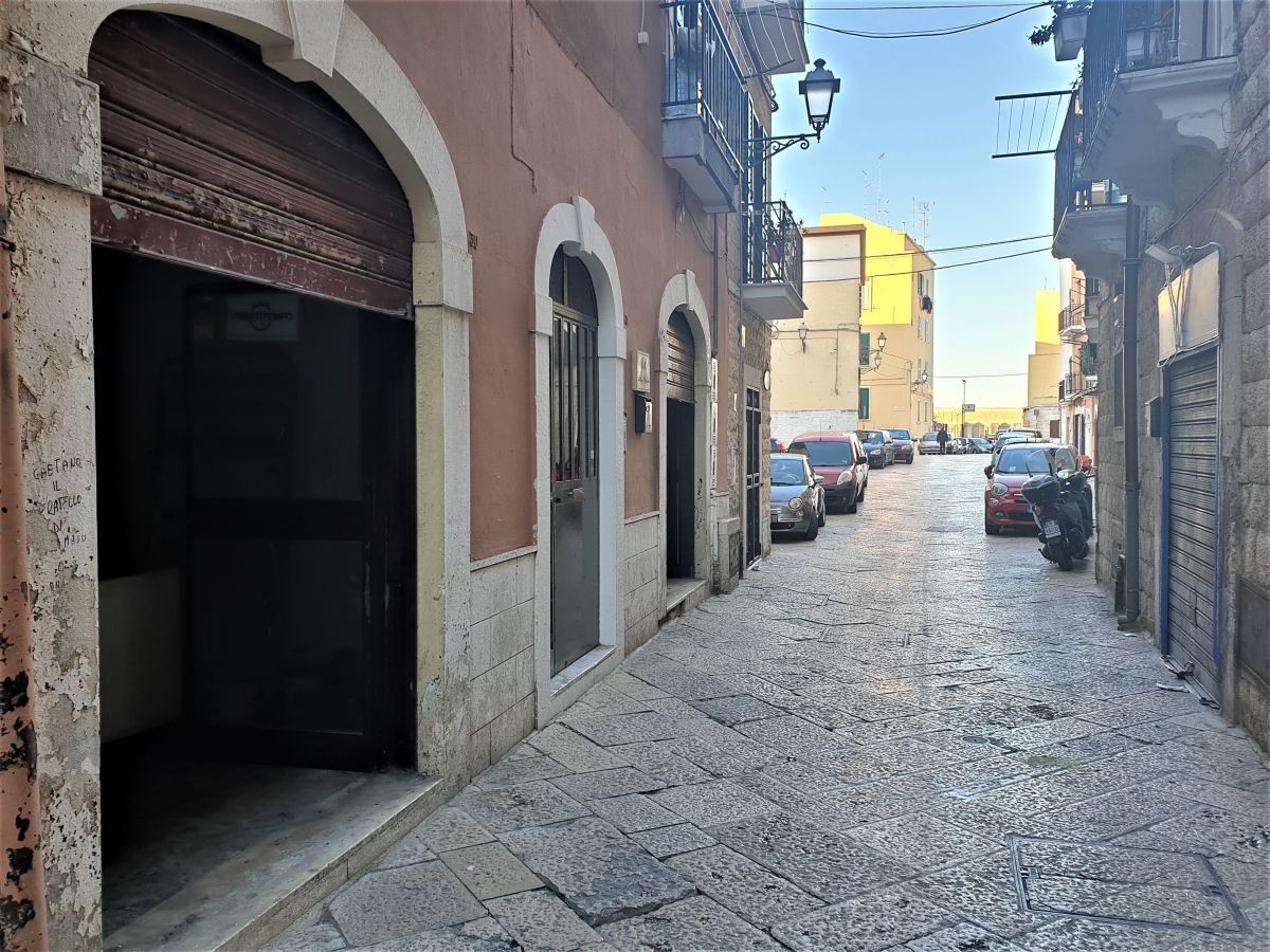 Appartamento e locale di  2 vani /70 mq  a Bari - Borgo antico