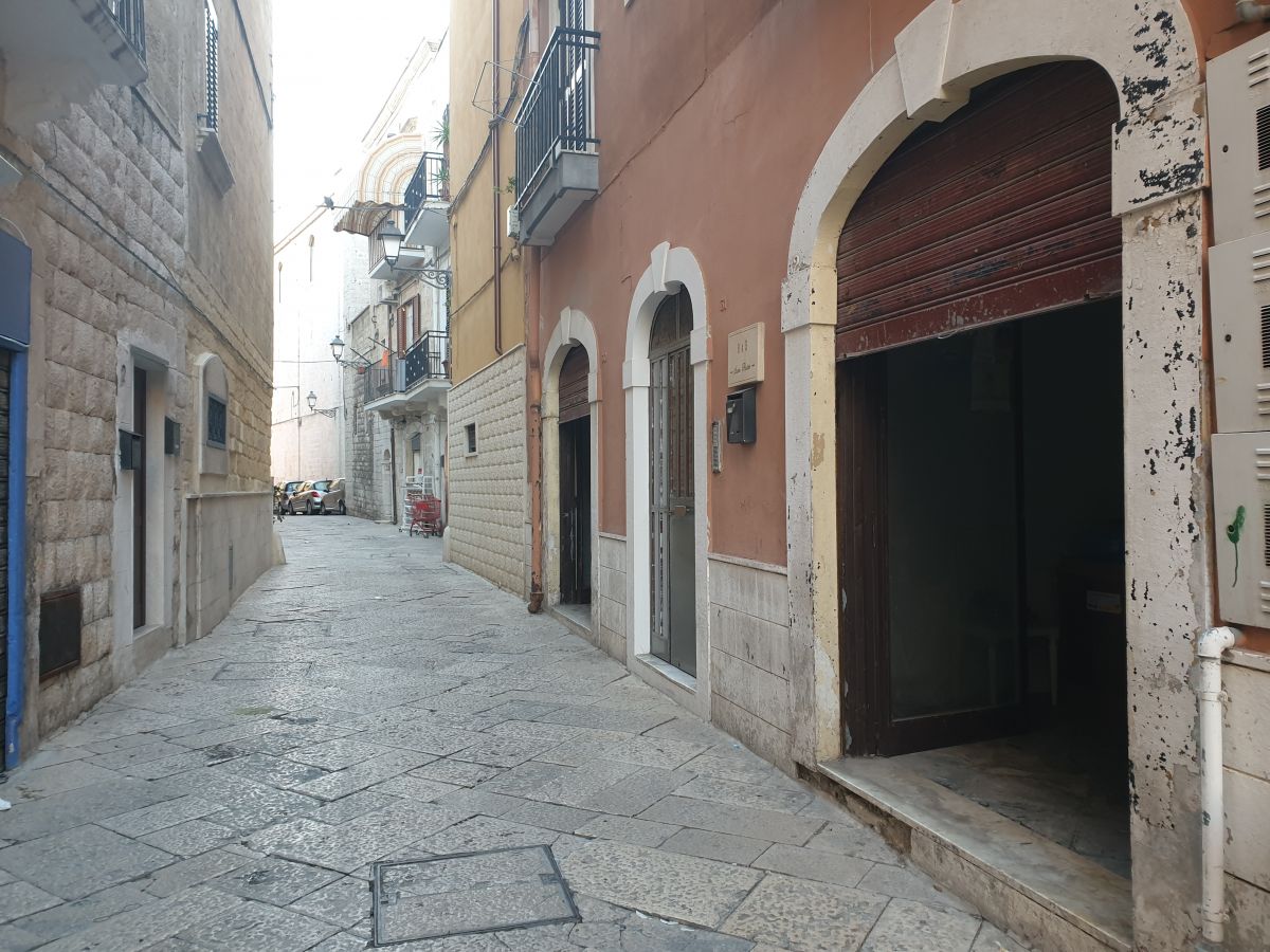 Appartamento e locale di  2 vani /70 mq  a Bari - Borgo antico