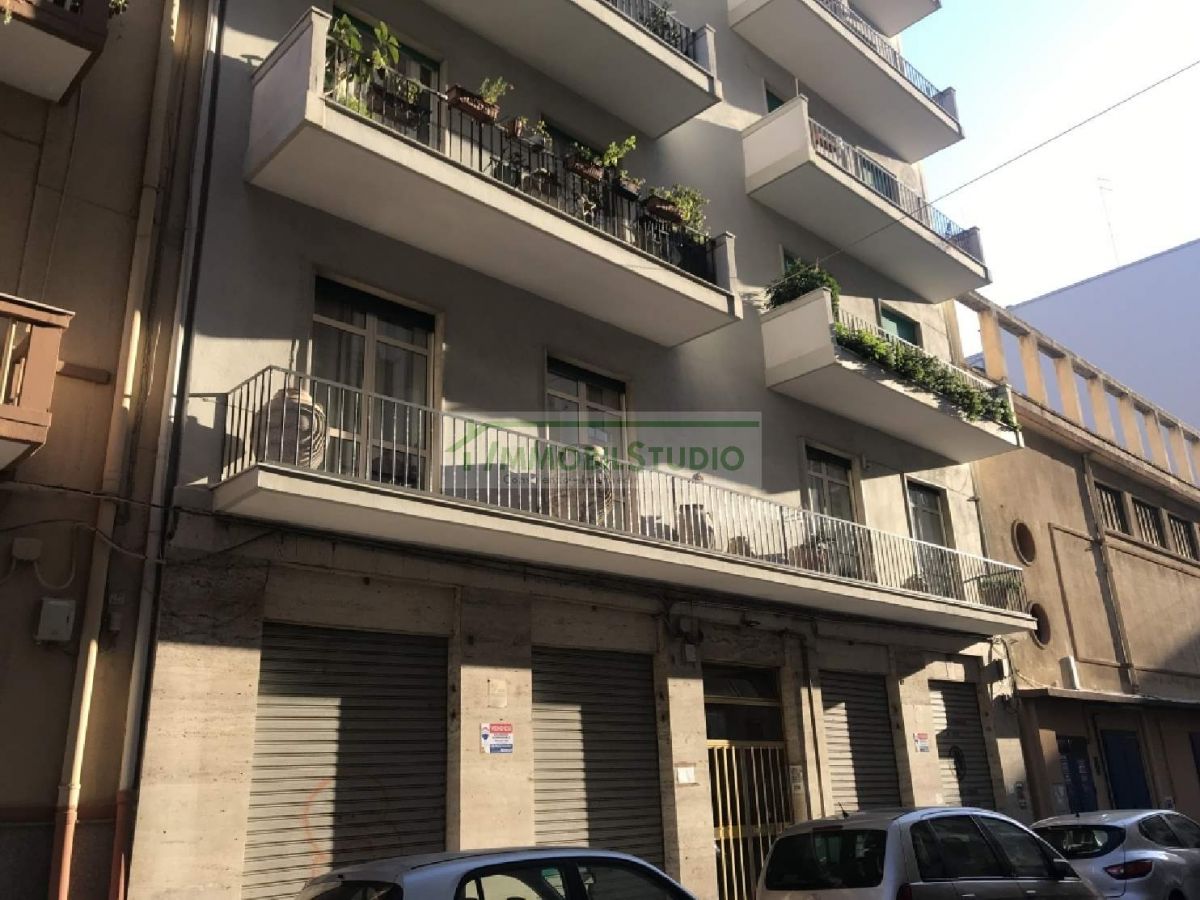 Appartamento di  3 vani /100 mq  a Bari - Madonnella (zona zona RAI)