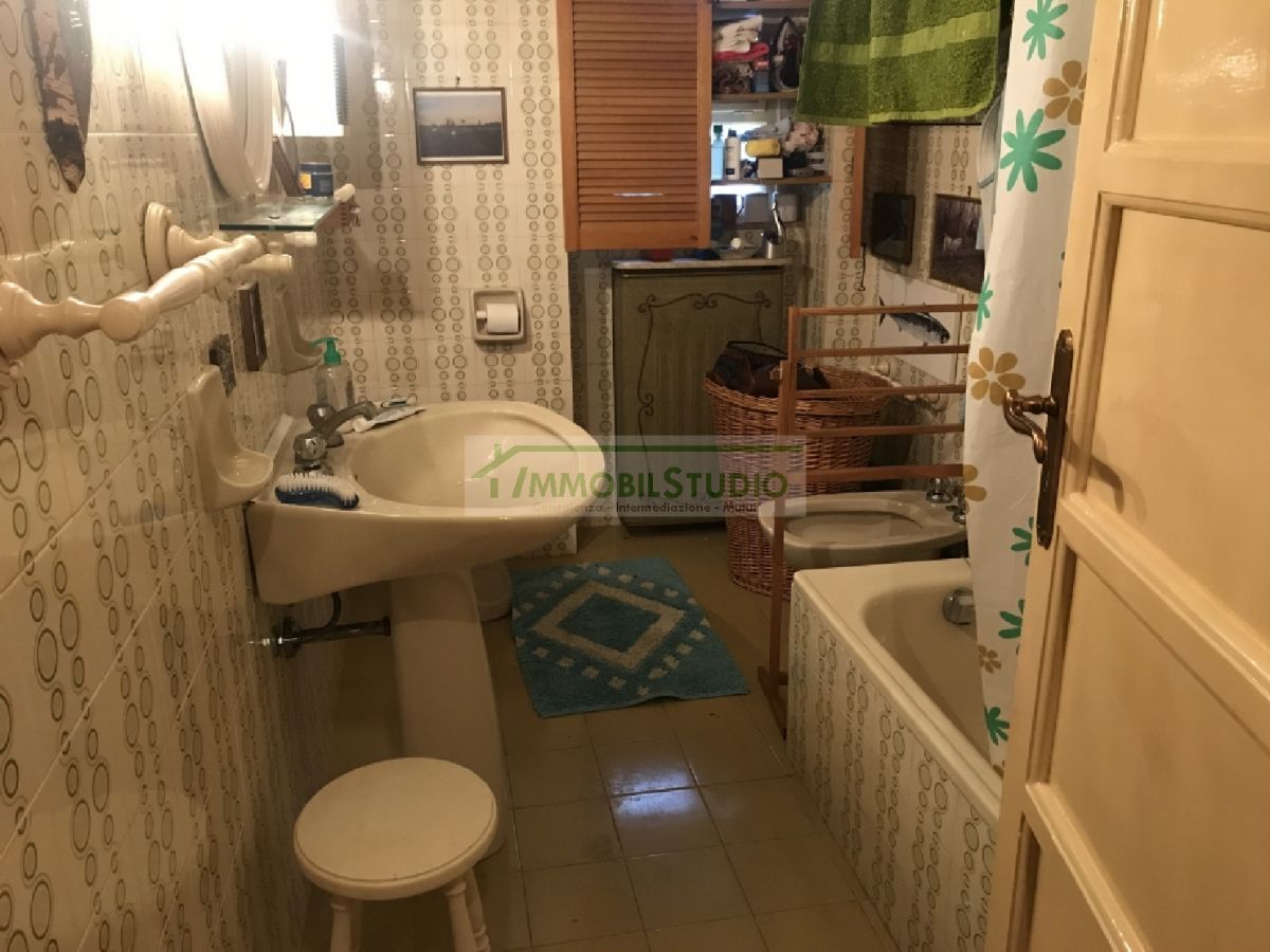 Appartamento di  3 vani /100 mq  a Bari - Madonnella (zona zona RAI)