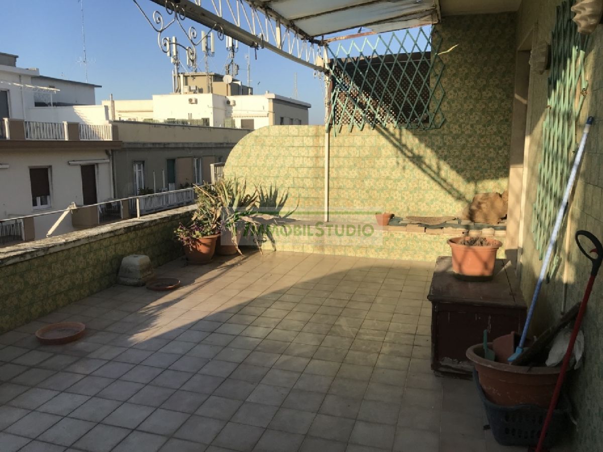 Appartamento di  3 vani /100 mq  a Bari - Madonnella (zona zona RAI)