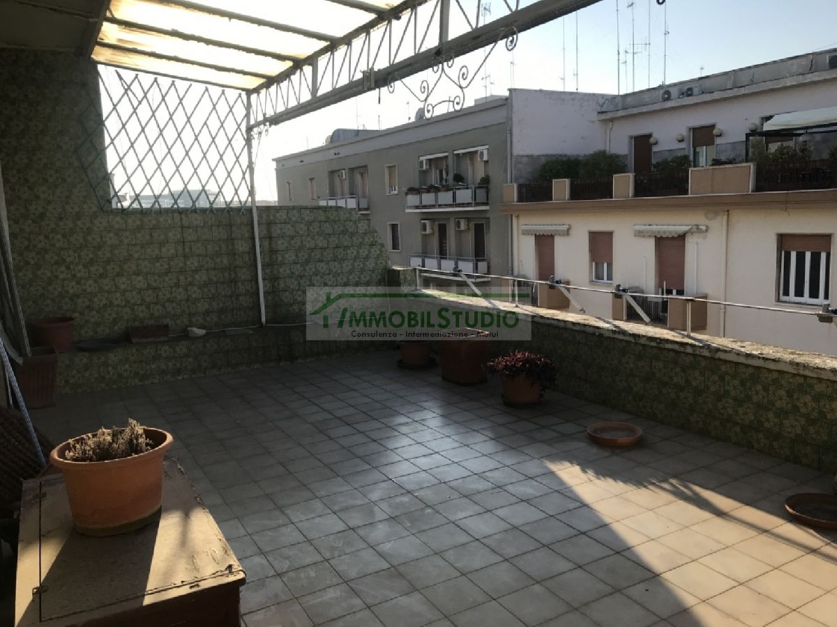 Appartamento di  3 vani /100 mq  a Bari - Madonnella (zona zona RAI)