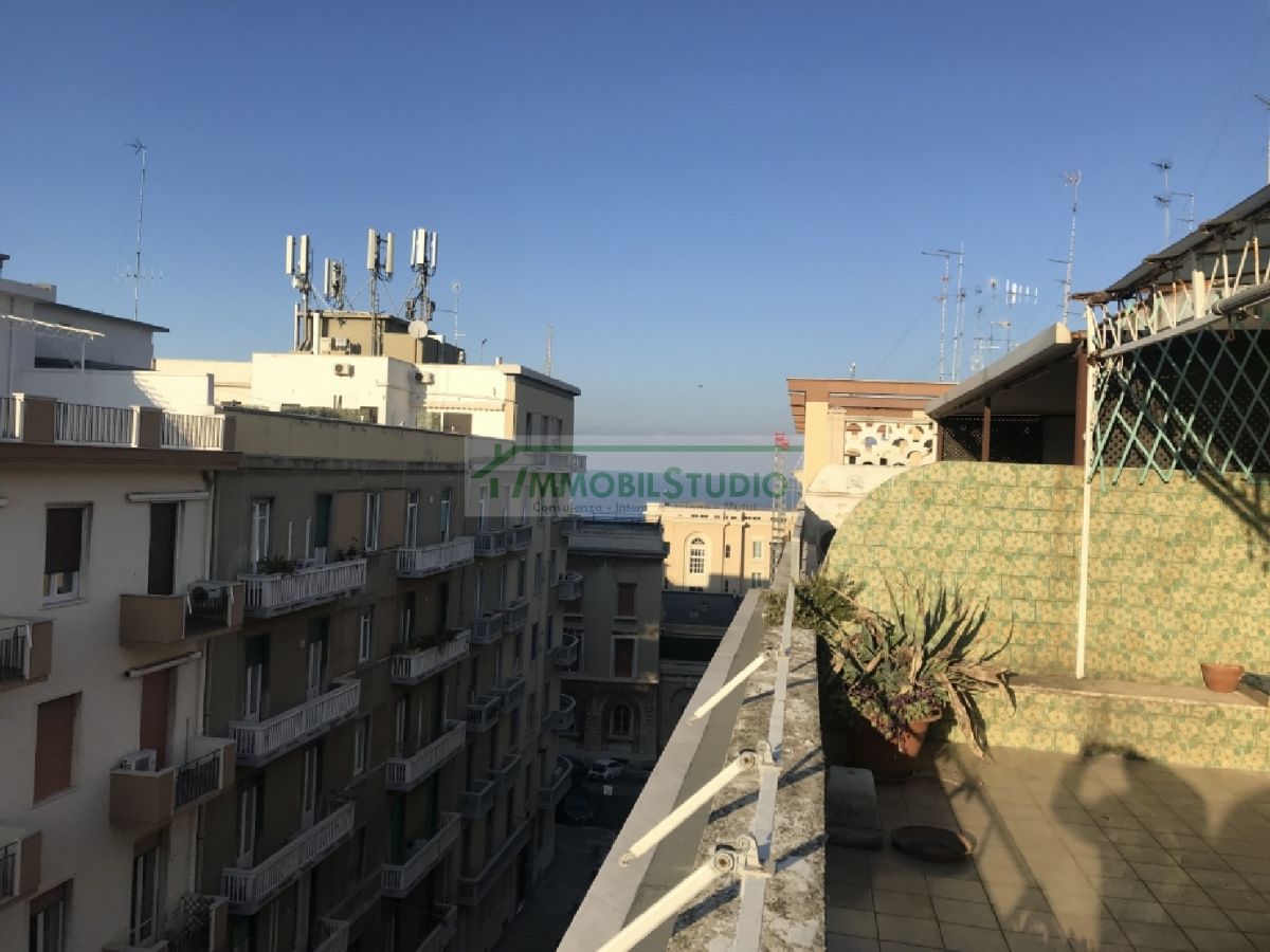 Appartamento di  3 vani /100 mq  a Bari - Madonnella (zona zona RAI)