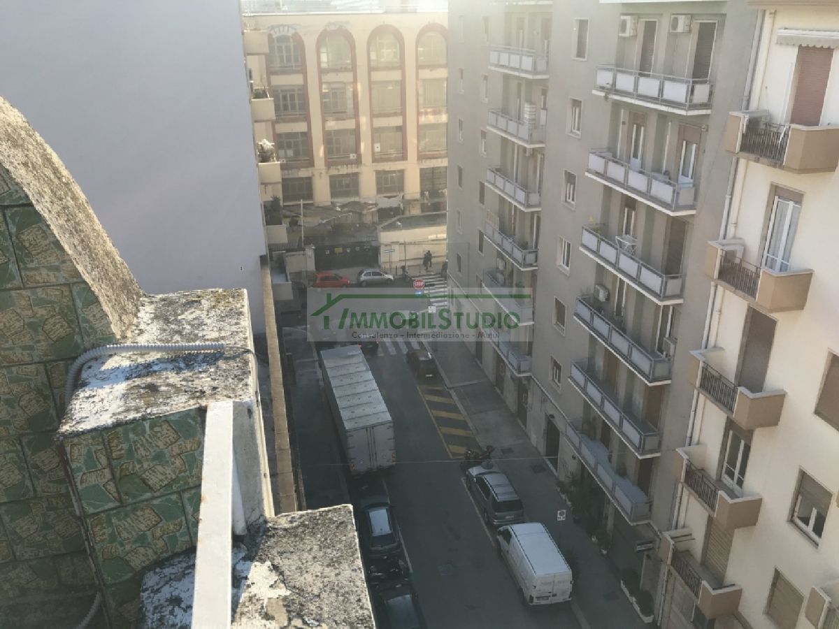 Appartamento di  3 vani /100 mq  a Bari - Madonnella (zona zona RAI)