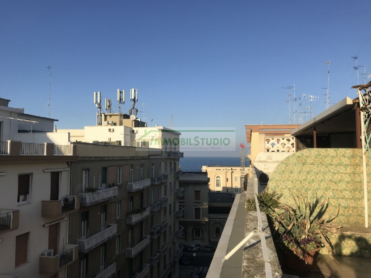 Appartamento di  3 vani /100 mq  a Bari - Madonnella (zona zona RAI)