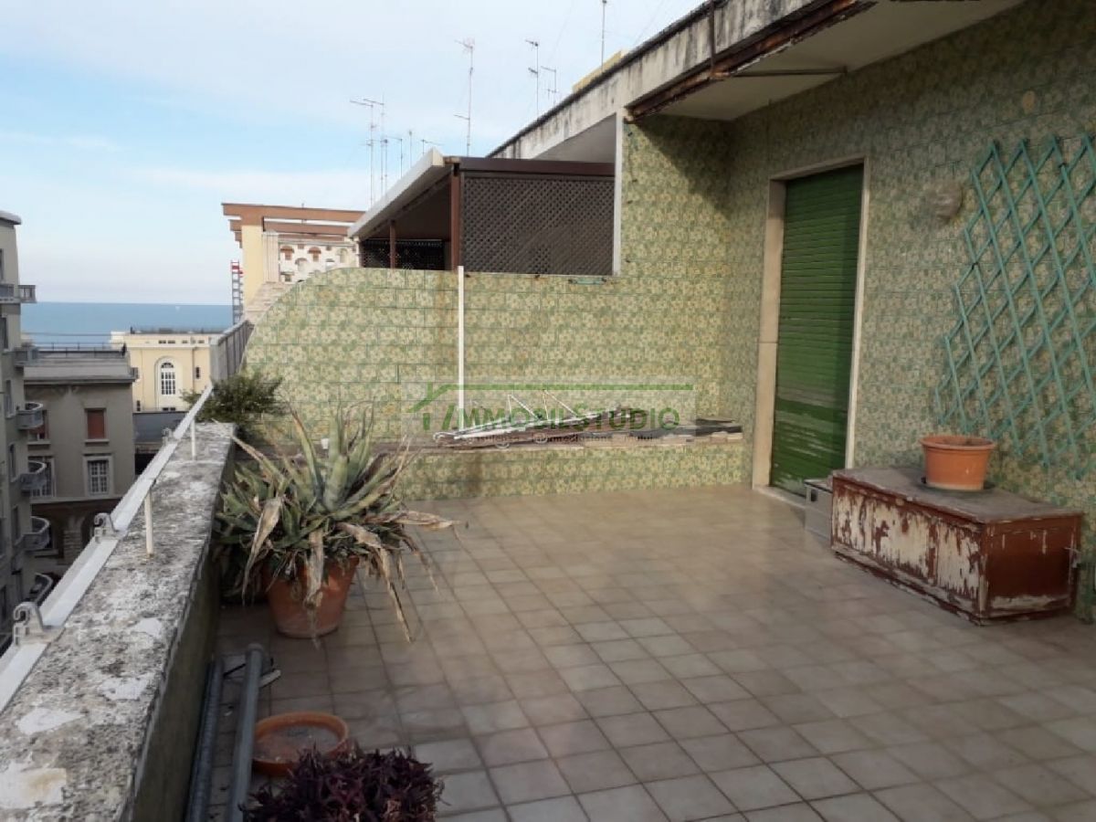 Appartamento di  3 vani /100 mq  a Bari - Madonnella (zona zona RAI)