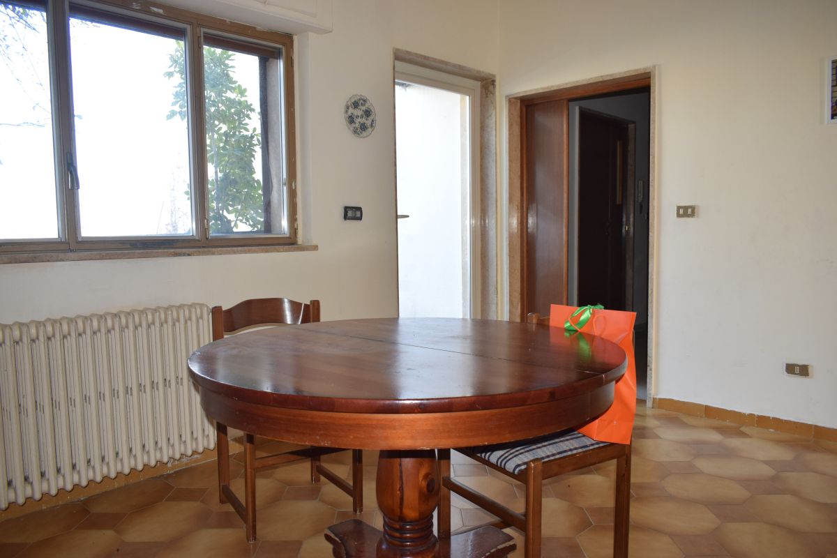 Appartamento di  5 vani /140 mq  a Bitetto (zona Centro)