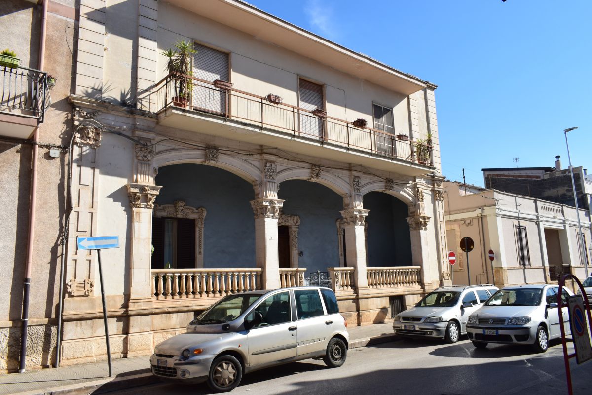 Appartamento di  5 vani /140 mq  a Bitetto (zona Centro)