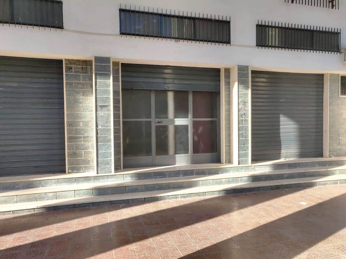 Locale commerciale - 3 vetrine -