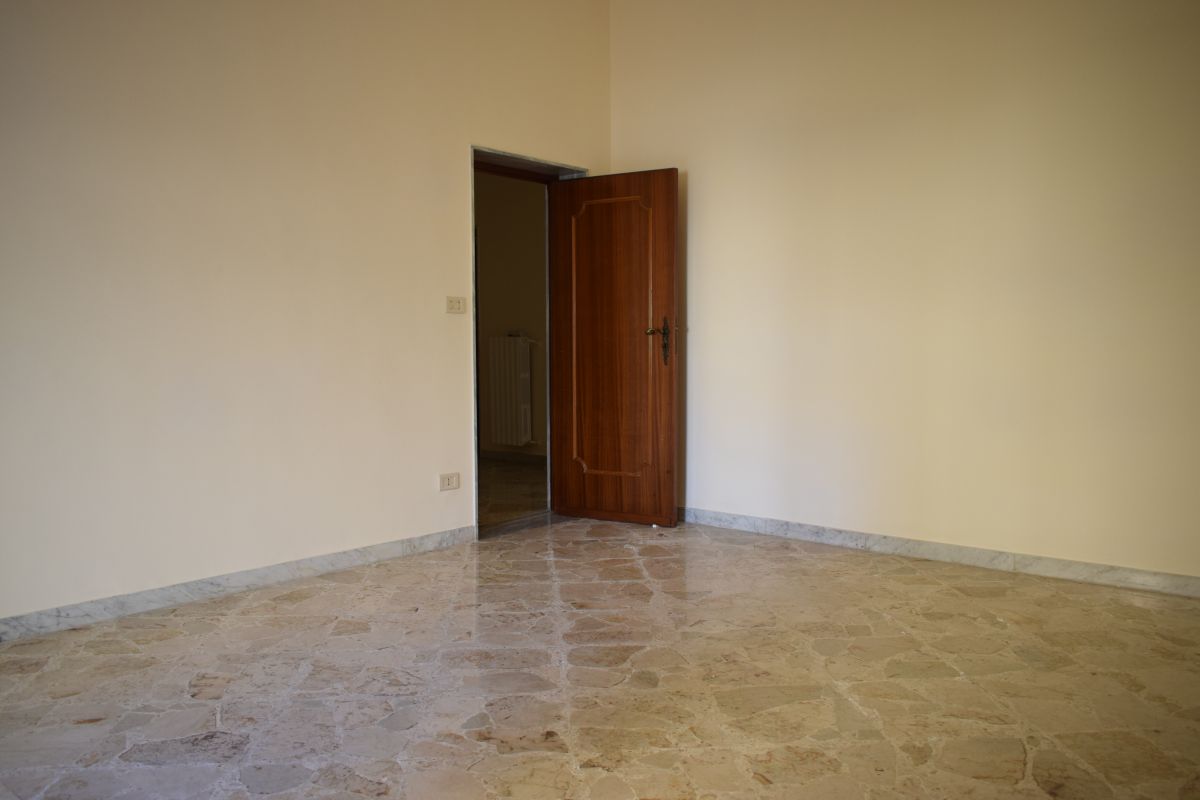 Appartamento di  3 vani /100 mq  a Bitetto (zona zona estramurale)