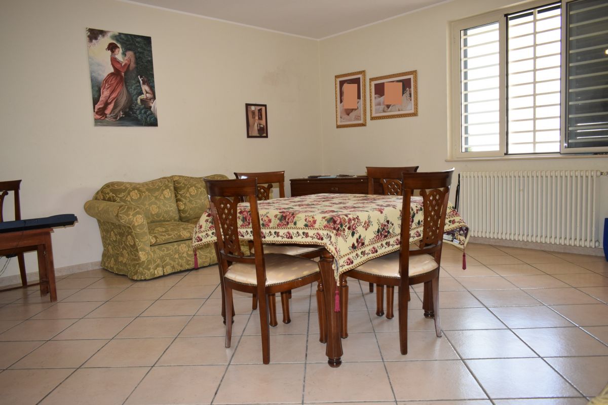 Appartamento di  4 vani /140 mq  a Bitetto (zona Zona Via Beato)