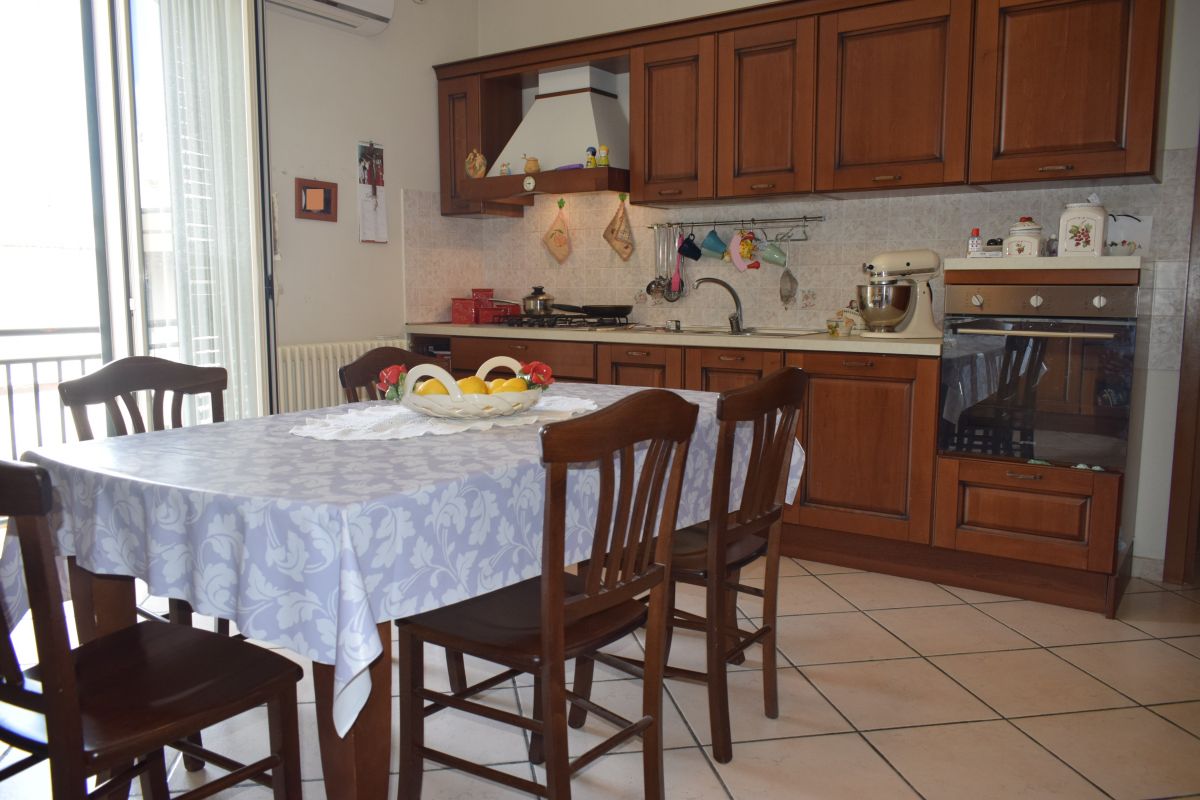 Appartamento di  4 vani /140 mq  a Bitetto (zona Zona Via Beato)