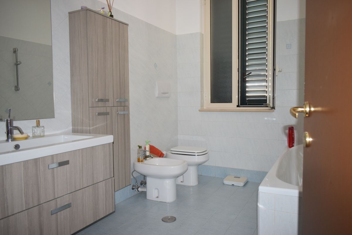 Appartamento di  4 vani /140 mq  a Bitetto (zona Zona Via Beato)