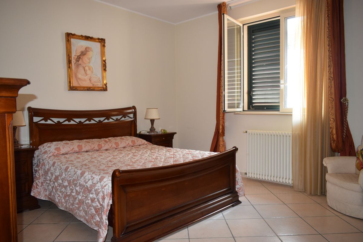 Appartamento di  4 vani /140 mq  a Bitetto (zona Zona Via Beato)