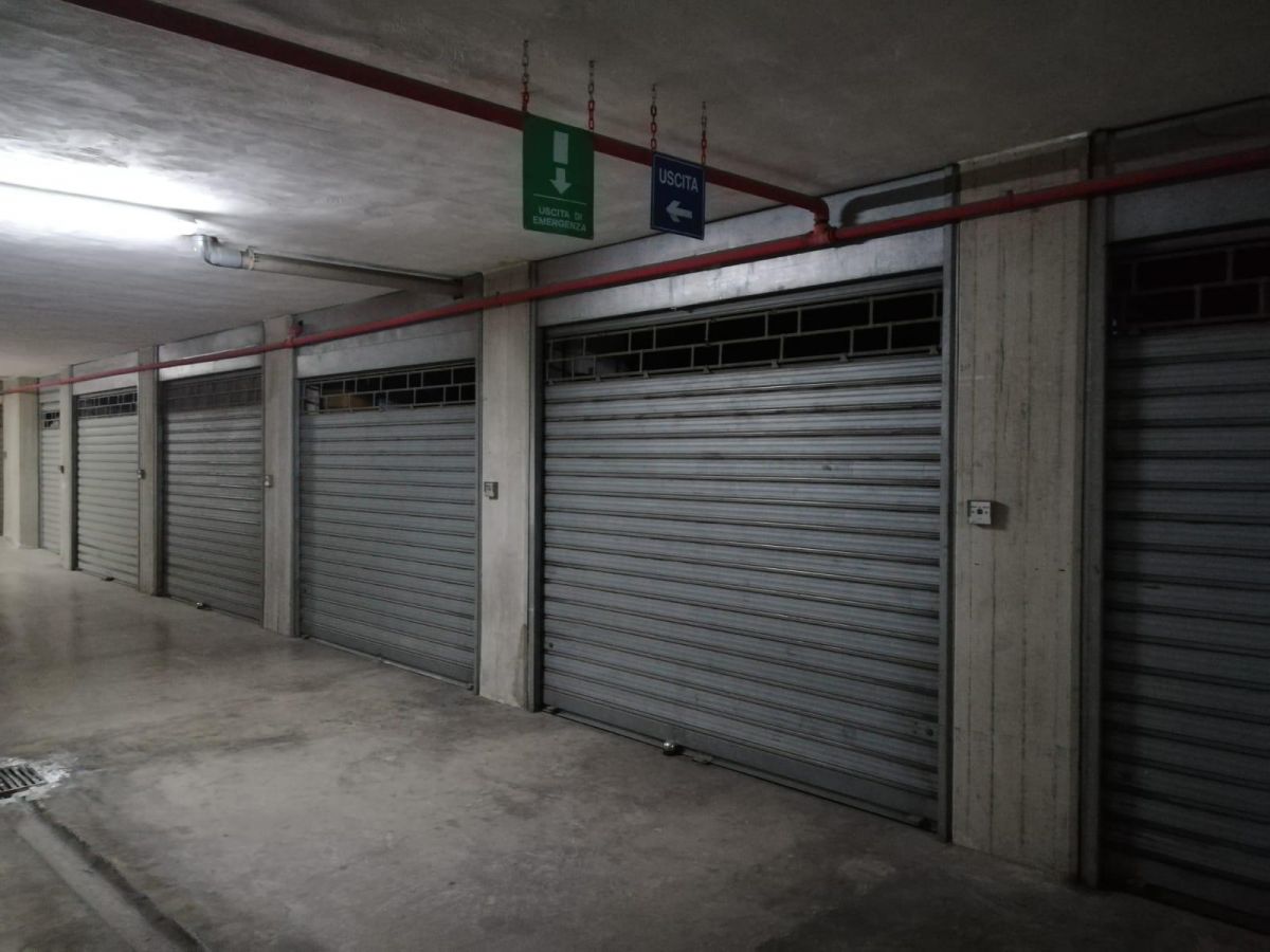 Box / Garage / Posto Auto di  1 vani /25 mq  a Bari - Ceglie del Campo