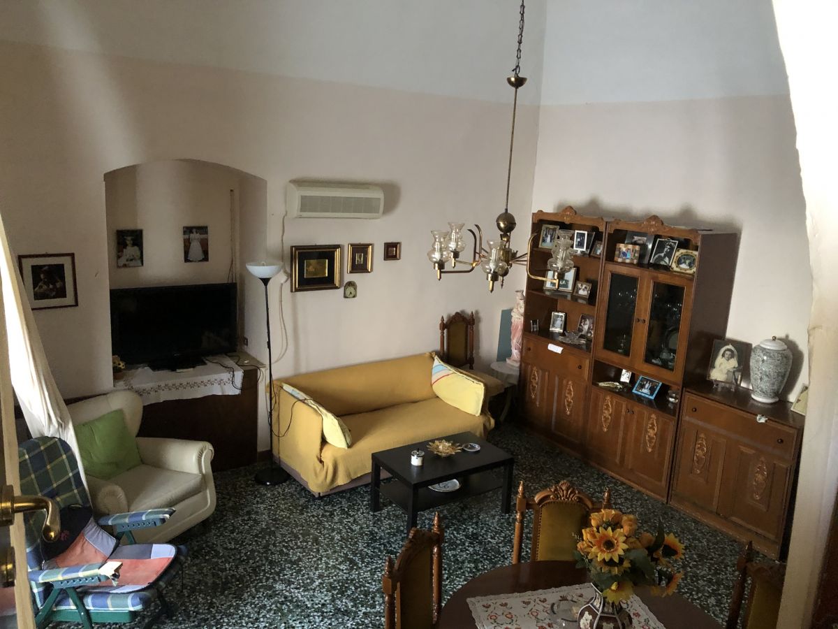 Casa indipendente di  5 vani /150 mq  a Bari - Loseto