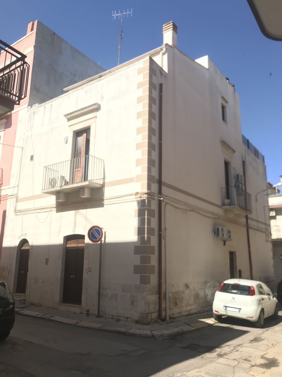 Casa indipendente di  6 vani /170 mq  a Turi