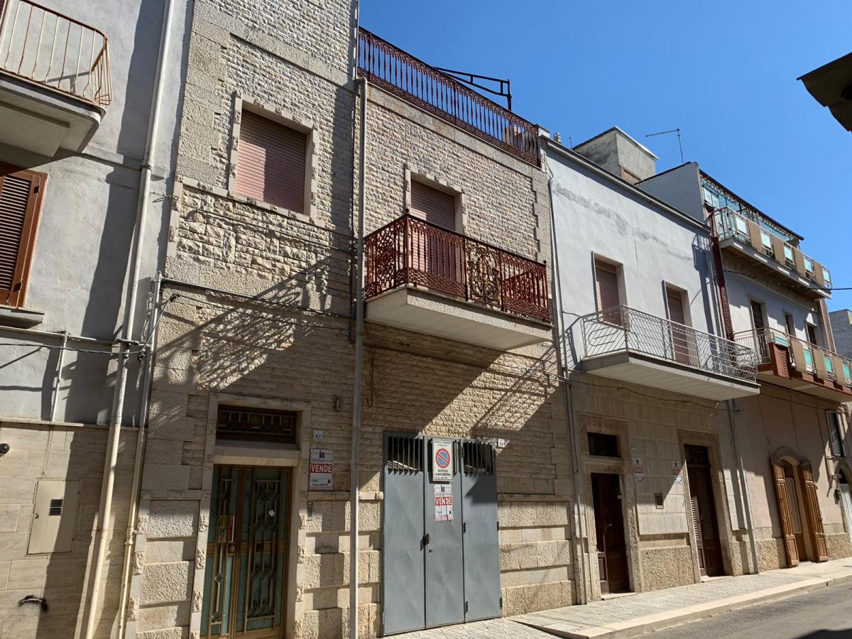 Casa indipendente di  6 vani /220 mq  a San Ferdinando di Puglia (zona Chiesa S.S. Rosario)