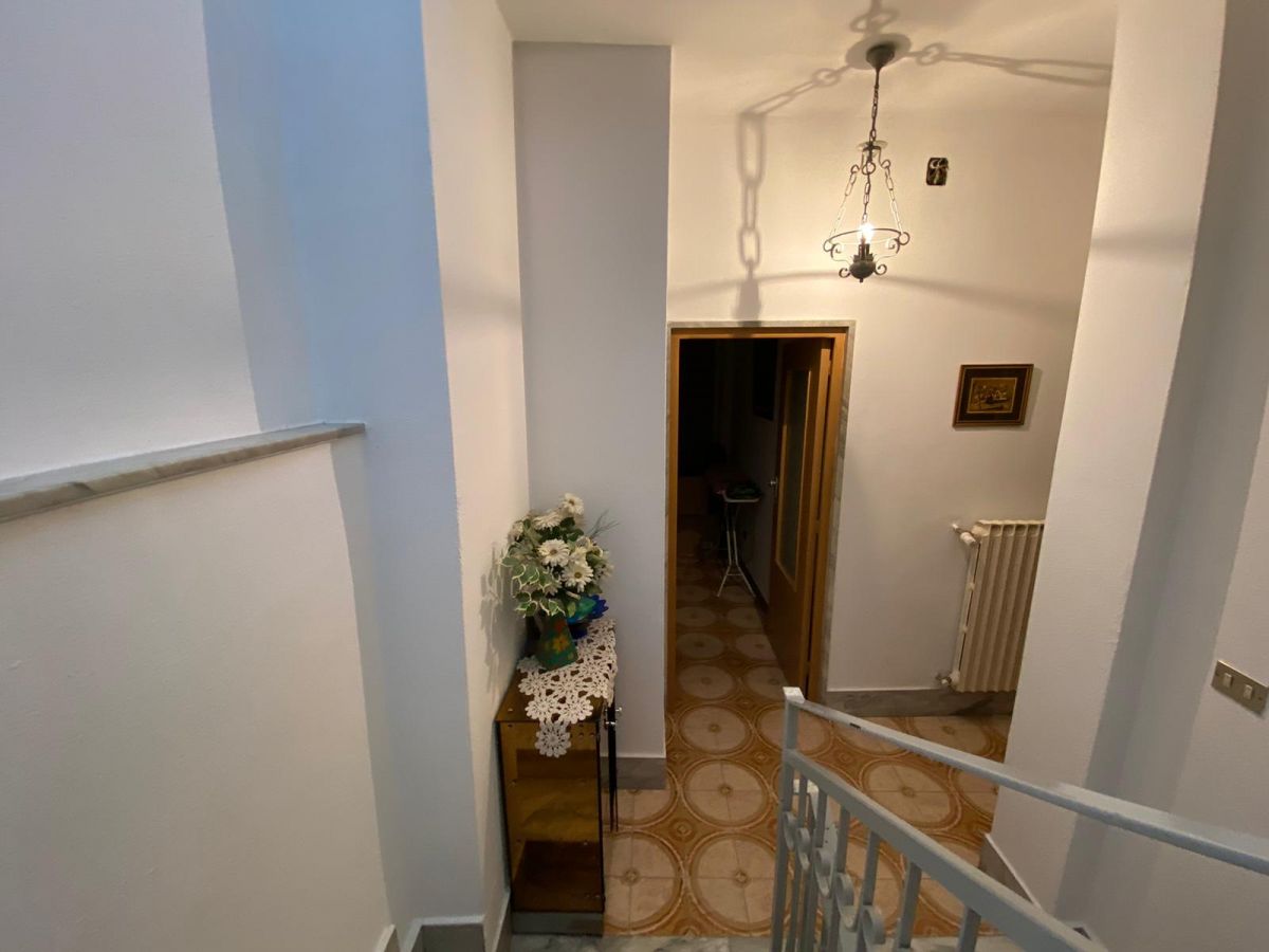 Casa indipendente di  3 vani /110 mq  a Cassano delle Murge (zona Centrale)