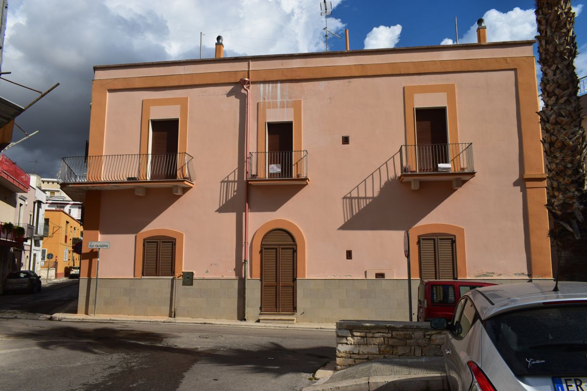 Palazzo / Stabile di  5 vani /285 mq  a Bitetto (zona Centro)