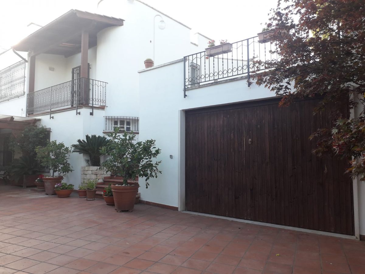 Villa (zona residenziale) di  6 vani /295 mq  a Castellana Grotte