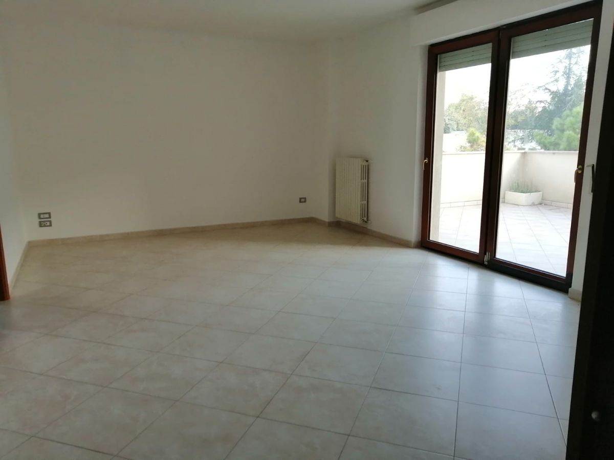 Appartamento di  4 vani /120 mq  a Andria (zona via corato)