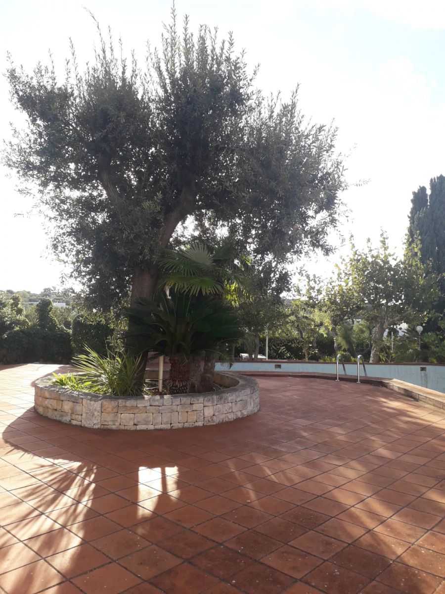 Villa (zona residenziale) di  6 vani /295 mq  a Castellana Grotte