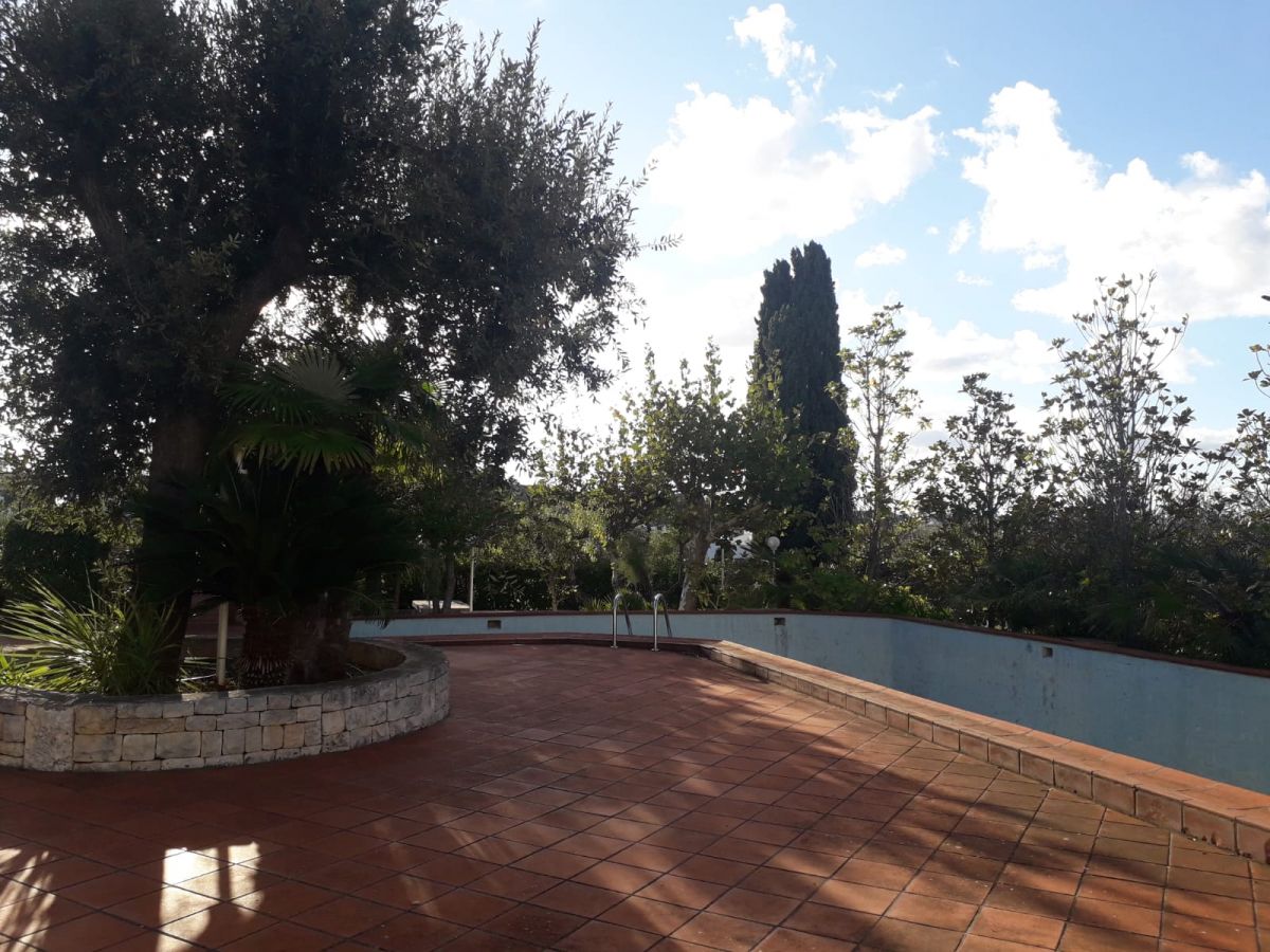 Villa (zona residenziale) di  6 vani /295 mq  a Castellana Grotte