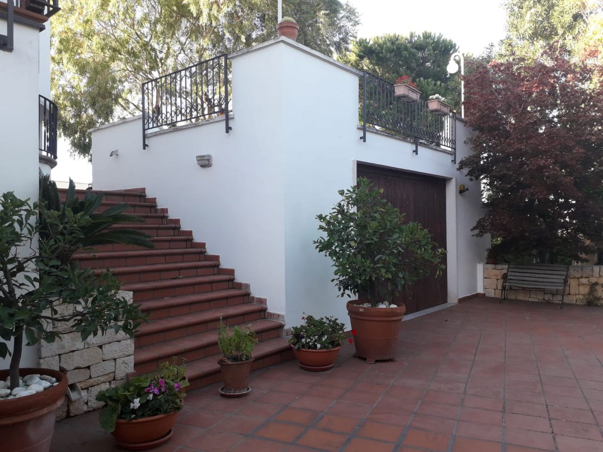 Villa (zona residenziale) di  6 vani /295 mq  a Castellana Grotte