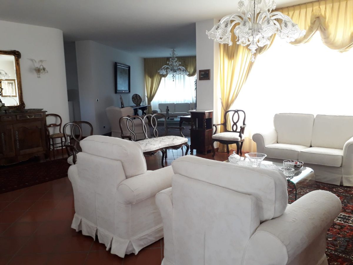 Villa (zona residenziale) di  6 vani /295 mq  a Castellana Grotte