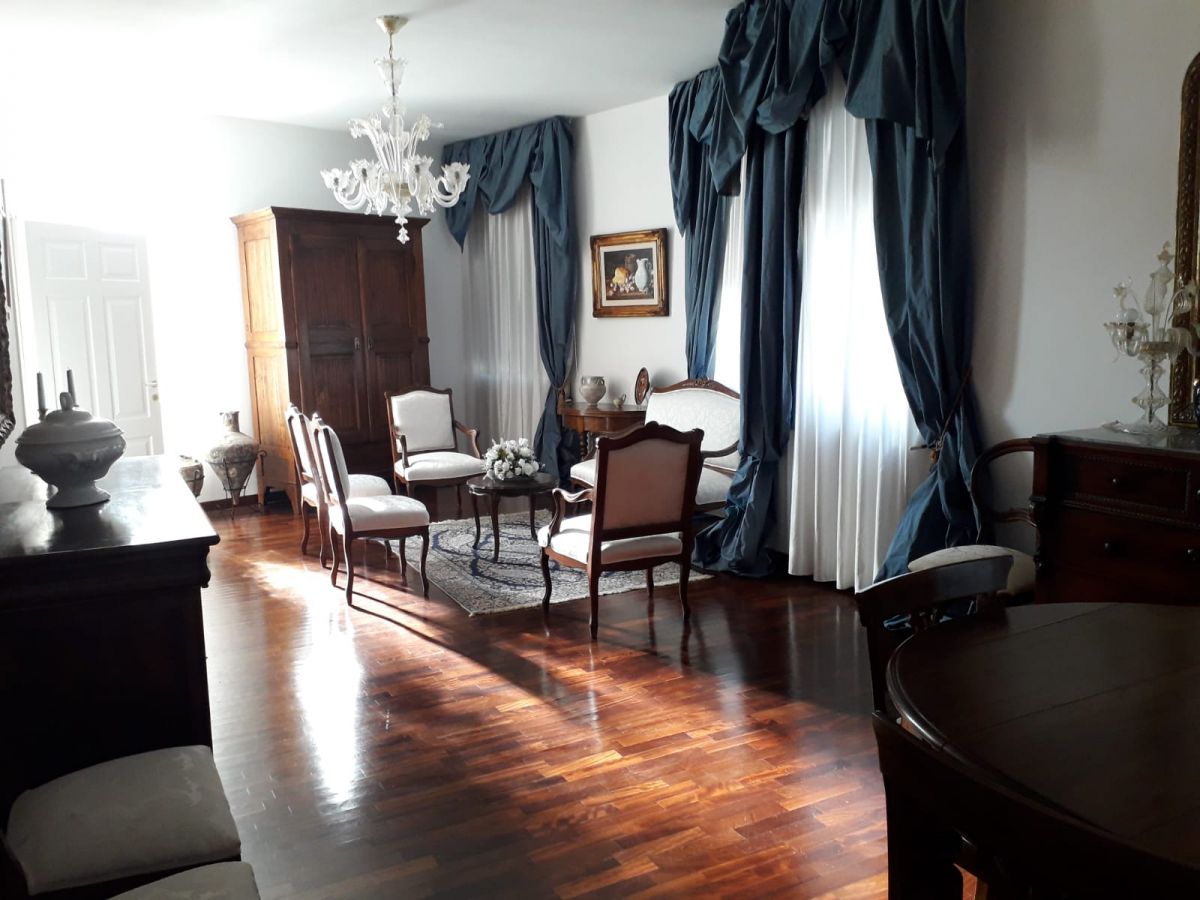 Villa (zona residenziale) di  6 vani /295 mq  a Castellana Grotte