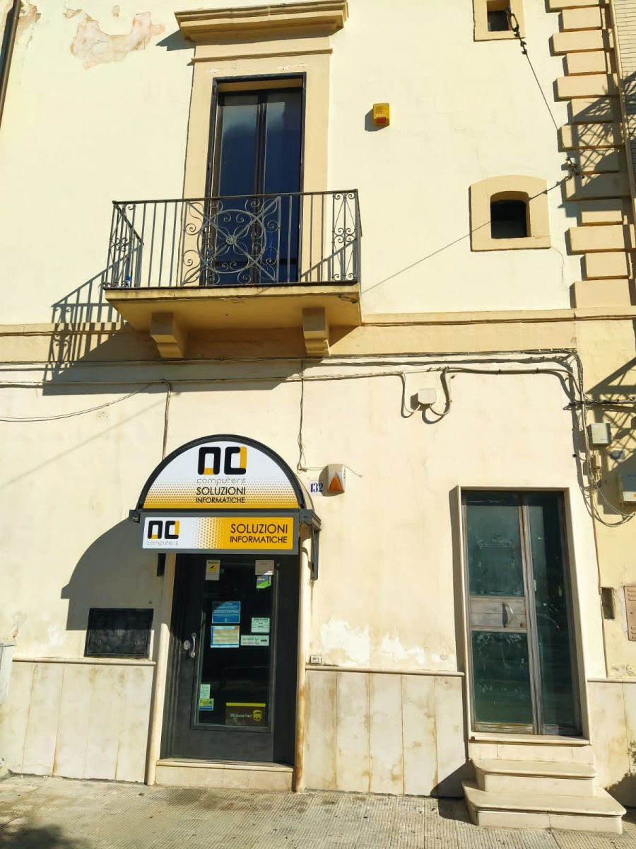 Negozio di  3 vani /150 mq  a Bari - Carbonara (zona Centrale)