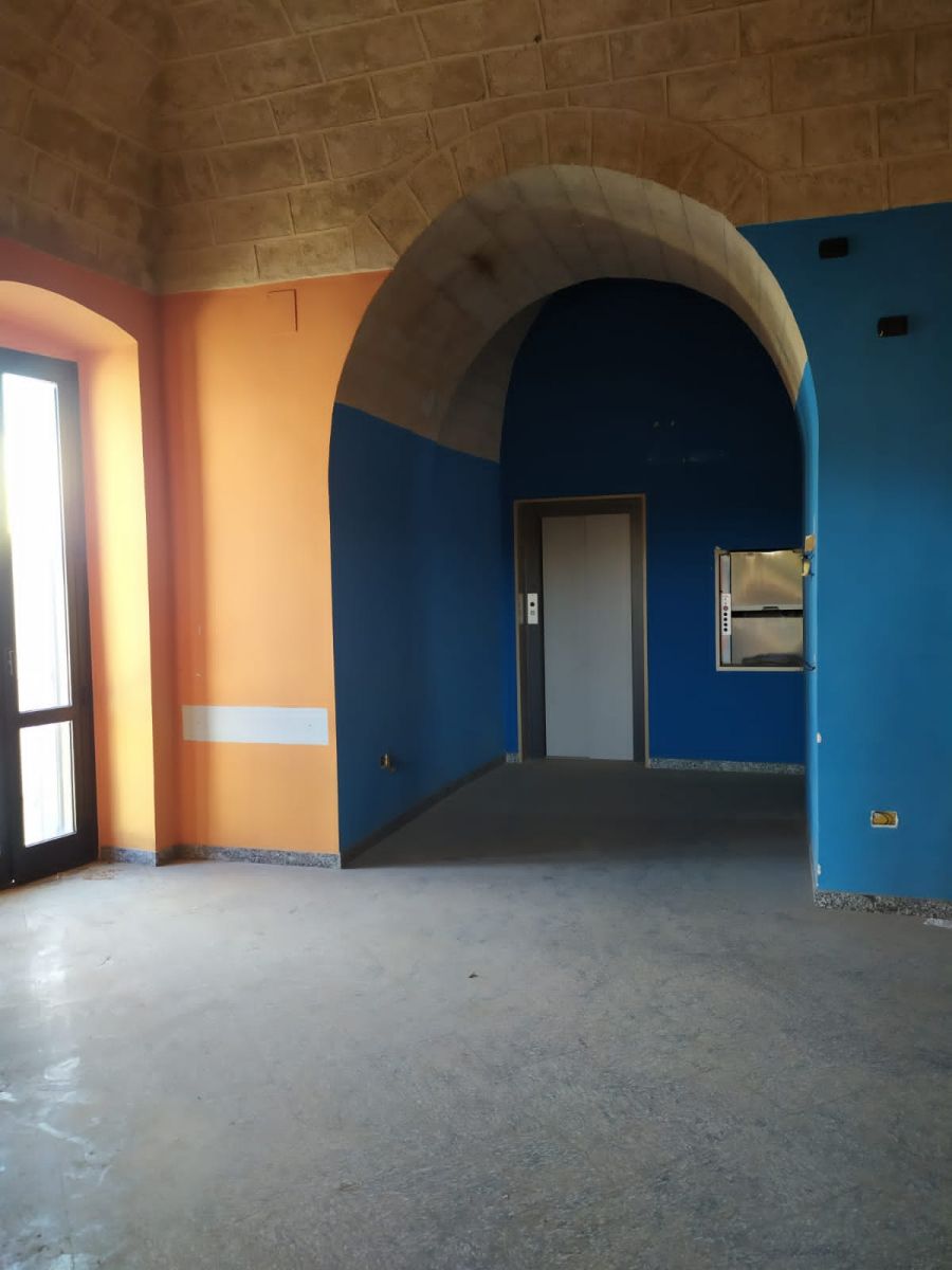 Negozio di  3 vani /150 mq  a Bari - Carbonara (zona Centrale)