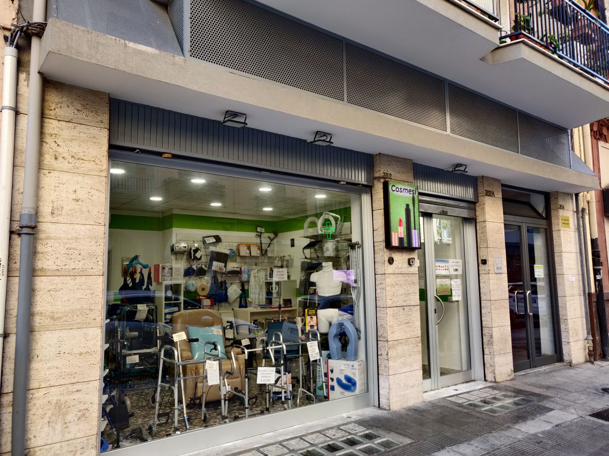 Locale commerciale / Negozio di  2 vani /78 mq  a Bari - Libertà 