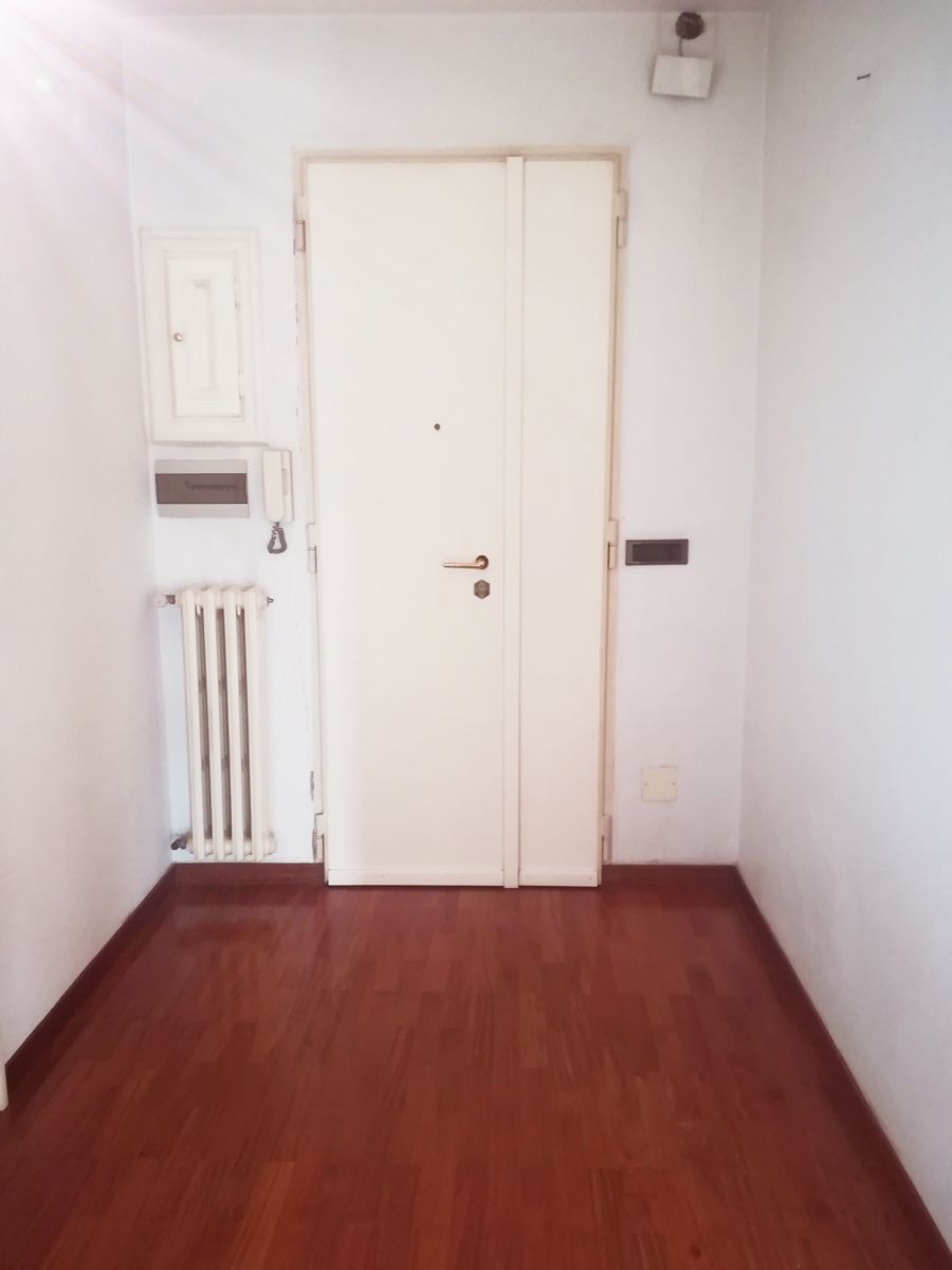 Appartamento di  5 vani /147 mq  a Bari - Carrassi (zona POLICLINICO)