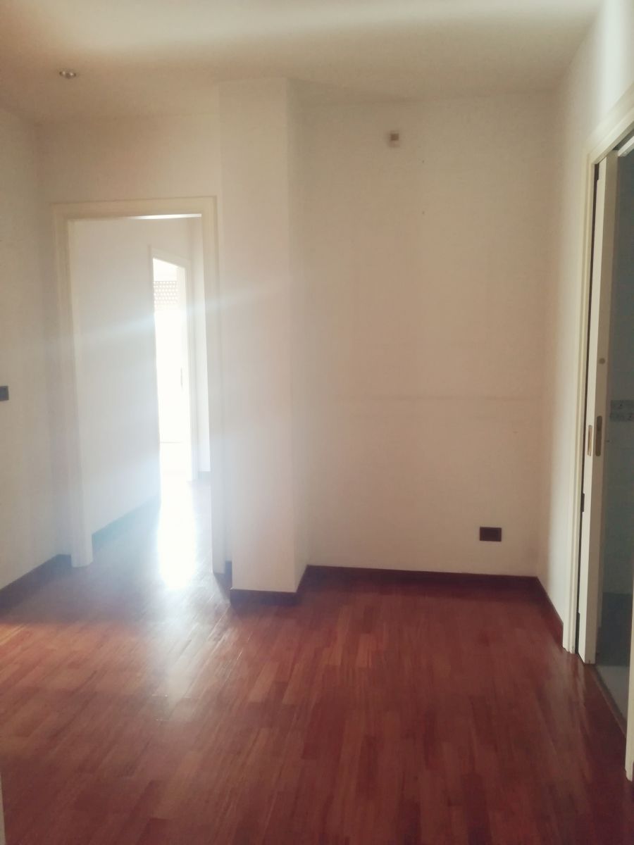 Appartamento di  5 vani /147 mq  a Bari - Carrassi (zona POLICLINICO)