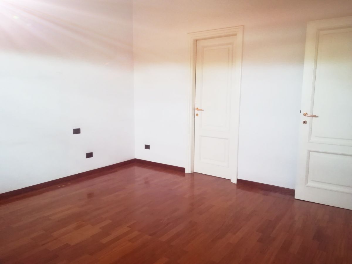 Appartamento di  5 vani /147 mq  a Bari - Carrassi (zona POLICLINICO)