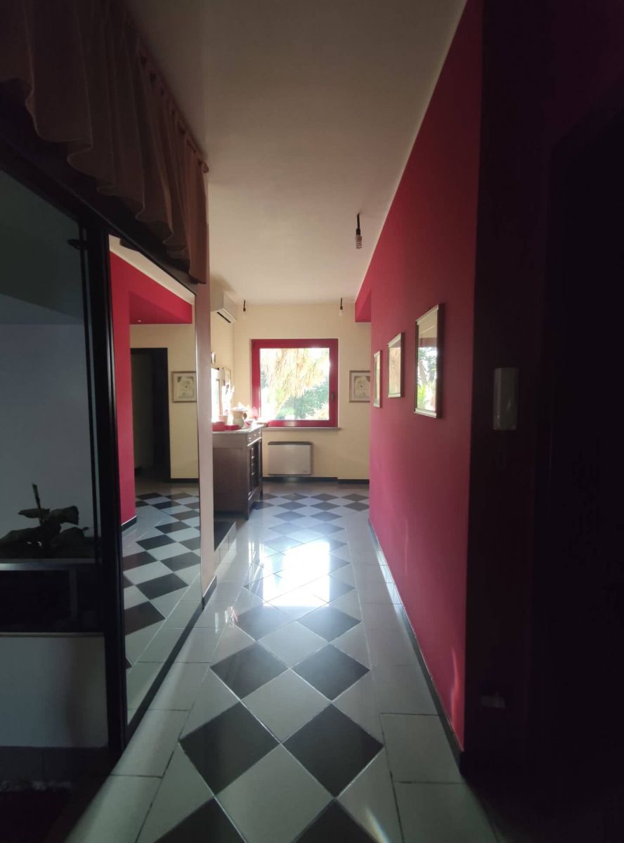 Villa (zona residenziale) di  6 vani /350 mq  a Conversano (zona Centro)