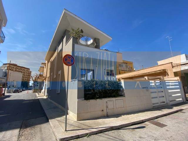 Villa (zona residenziale) di  5 vani /160 mq  a Modugno (zona centro)