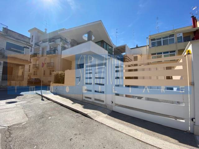 Villa (zona residenziale) di  5 vani /160 mq  a Modugno (zona centro)