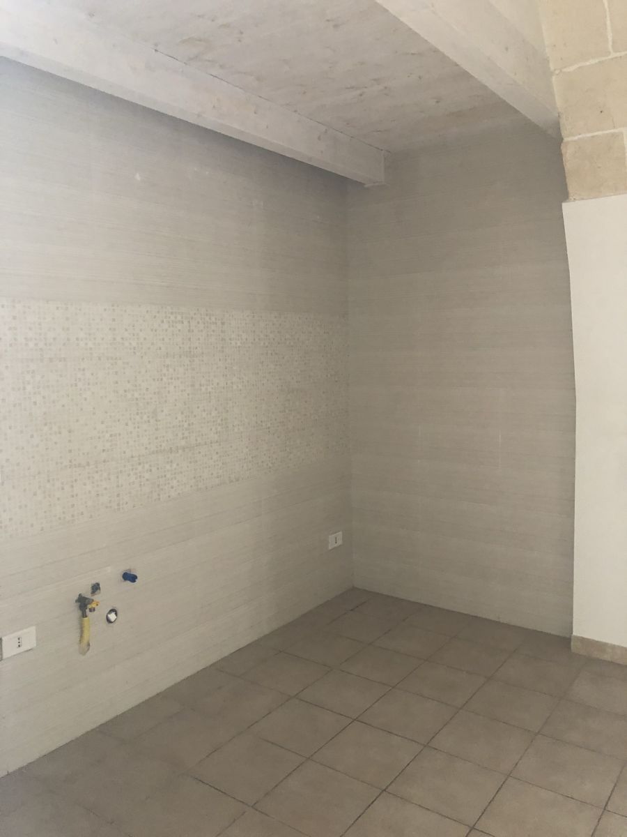 Casa indipendente di  2 vani /70 mq  a Mola di Bari (zona centrale)